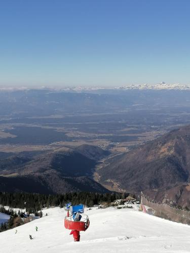 Uma vista geral da montanha ou uma vista da montanha a partir do apartamento