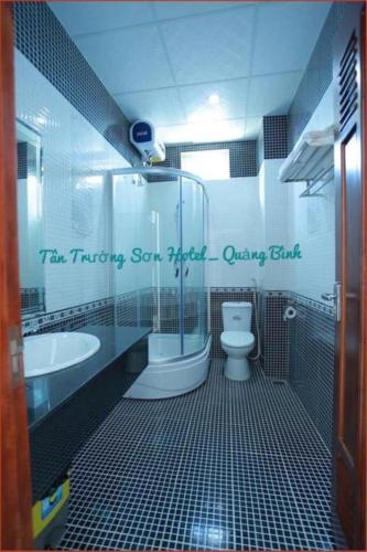 Bilik mandi di Tan Truong Son Hotel