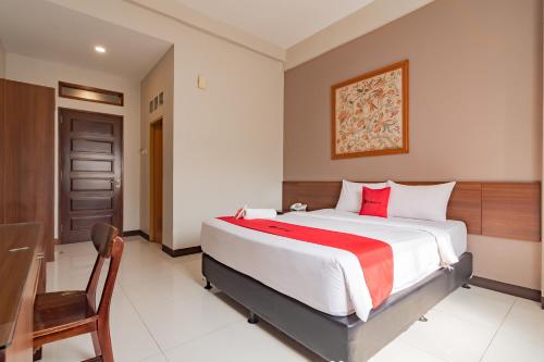 Katil atau katil-katil dalam bilik di RedDoorz near Simpang Dago 2