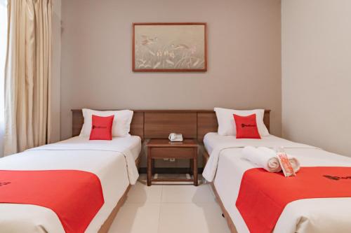 Katil atau katil-katil dalam bilik di RedDoorz near Simpang Dago 2