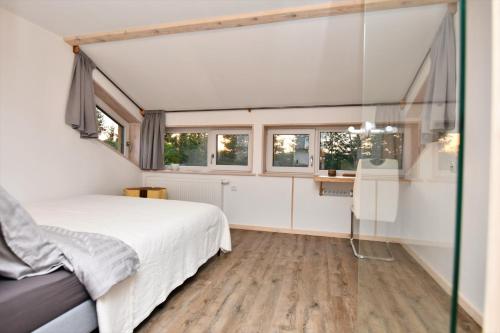 um quarto com uma cama e uma parede de vidro em Oak apartment em Březnice