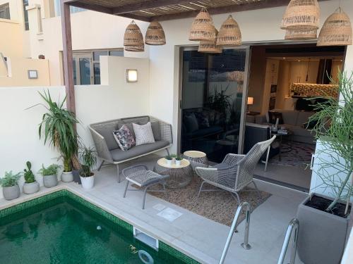 Piscina di The Townhouses The Pearl o nelle vicinanze