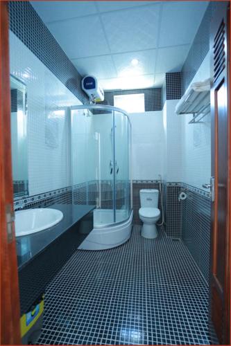 Bilik mandi di Tan Truong Son Hotel