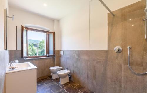 Bathroom sa Gorgeous Home In Passignano Sul T With Outdoor Swimming Pool