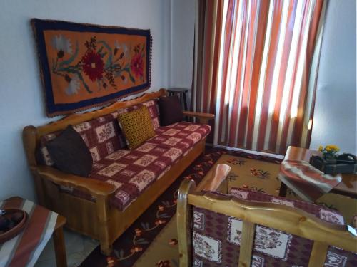 uma sala de estar com um sofá e uma mesa em Traditional house em Kalívia