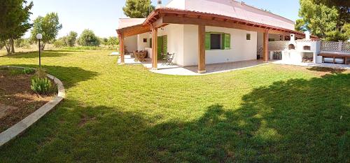 a house with a large yard with a grass yard at Villa Laura in Bari
