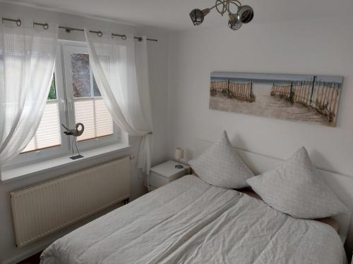 1 dormitorio con cama y ventana en Ferienwohnung Finja - a70682, en Dreschvitz
