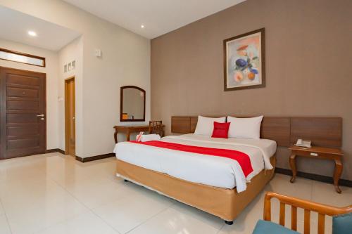 Katil atau katil-katil dalam bilik di RedDoorz near Simpang Dago 2