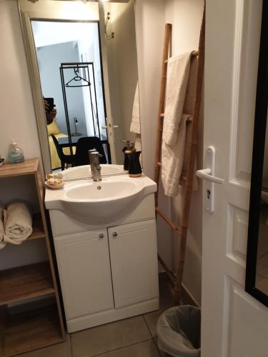 La salle de bains est pourvue d'un lavabo blanc et d'un miroir. dans l'établissement Casa Petra, à Corte