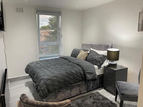 a bedroom with a bed and a window at Luxurious 2-Bed Apartment in Woolwich London in London