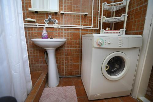 a bathroom with a washing machine and a sink at Apartman Biljana in Šabac