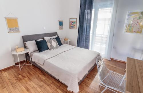 1 dormitorio con cama, mesa y ventana en Hamaretou Apartment en Sparti
