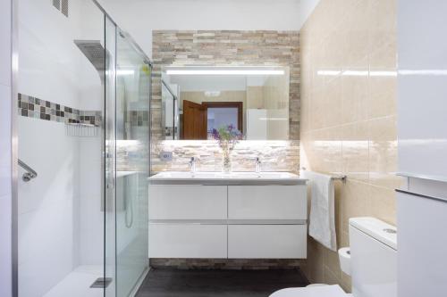 bagno con lavandino bianco e doccia di 101 FRESH HOLIDAY HOME By Sunkeyrents a Puerto de Santiago