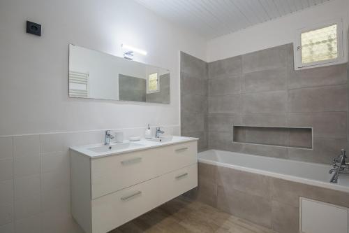 La salle de bains est pourvue d'une baignoire, d'un lavabo et d'une baignoire. dans l'établissement Superbe Appartement 6CH dans le cœur de Marseille - La French Casa Dragon, à Marseille