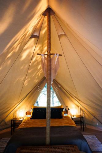 Garbatka-Letnisko的住宿－Glamping - Projekt Alpaka，帐篷内的卧室,配有一张床