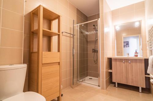 une salle de bain avec une douche, des toilettes et un lavabo dans l'établissement L'ANDALOU - Bel appartement standing avec terrasses en plein coeur dArcachon, à Arcachon