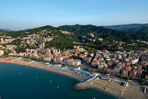 eine Luftblick auf eine Stadt am Strand in der Unterkunft Mansardato 20 mt dal mare Albissola Marina in Albissola Marina