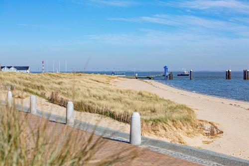 a beach with a fence next to the water at Sonnendeck in List