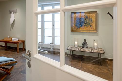 una stanza con un tavolo con due candele sopra di Ausblick - Momme a List