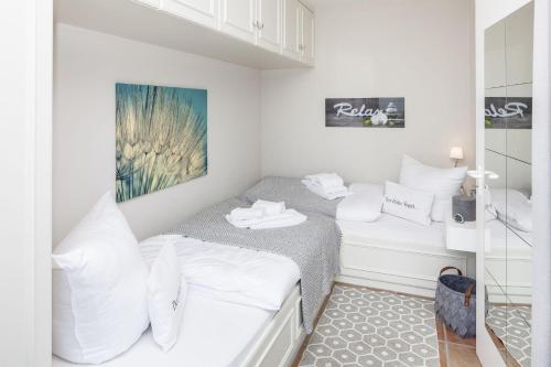 una piccola stanza con un letto e uno specchio di Lieblingsplatz a List