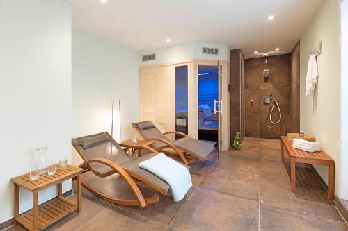 un bagno con sedie e doccia e una stanza di Ausblick - Momme a List