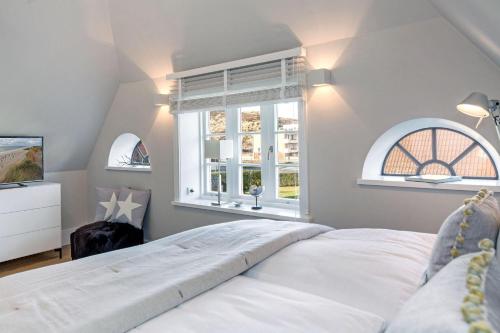 um quarto com uma cama branca e uma janela em Auszeit em List