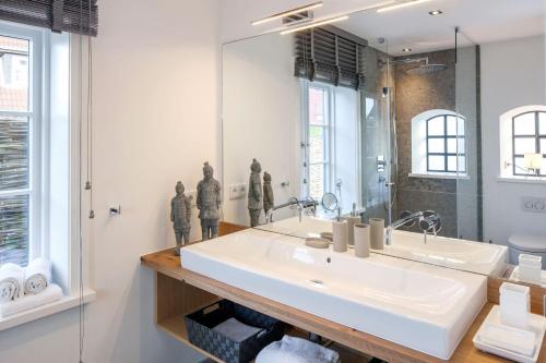 uma casa de banho com um lavatório e um espelho em Auszeit em List