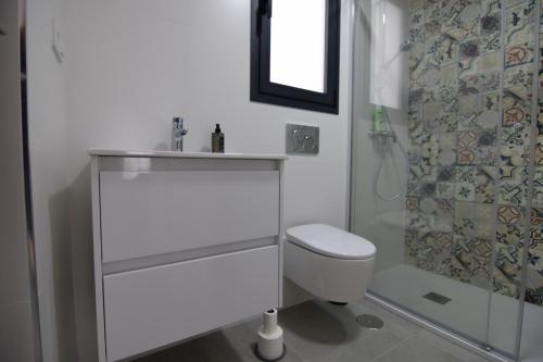 ein weißes Bad mit einem WC und einer Dusche in der Unterkunft Balcon del Mar 43 apto 123 in Málaga
