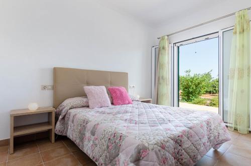 Postel nebo postele na pokoji v ubytování YourHouse Son Serra de Buger, quiet villa with private pool