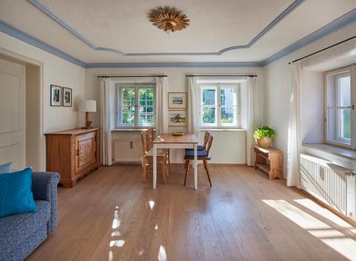 Ruang duduk di Fewo am Florianiplatz mit Terrasse