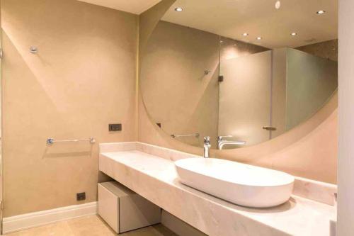 baño con lavabo y espejo grande en Vistaport A - Luxury Villa, en Bodrum City