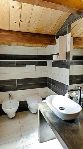 Ένα μπάνιο στο Residenza Cuntin