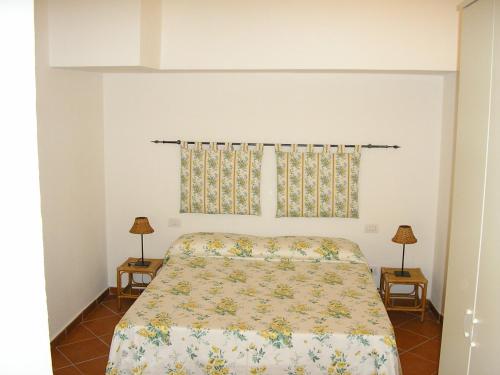 a bedroom with a bed and two lamps at Appartamenti Il Giardino in Porto Rotondo