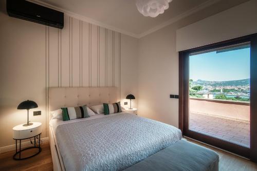 1 dormitorio con cama y ventana grande en Villa Sofia, en Como