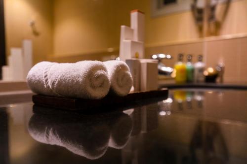 una pila de toallas sentadas sobre un mostrador en Imperial Suites Hotel, en Doha