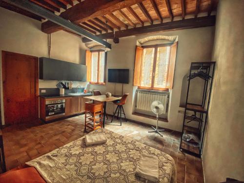a room with a kitchen with a table and a desk at La Casina MAG in Pienza