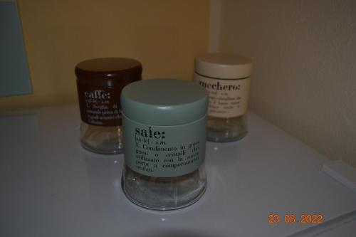 tre bottiglie di crema idratante sedute su uno scaffale di La casa di Agata a Guardistallo