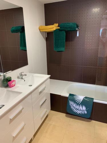 łazienka z wanną, umywalką i prysznicem w obiekcie Luxury 2 bedroom 2 bathroom South facing second floor apartment w mieście Los Martínez