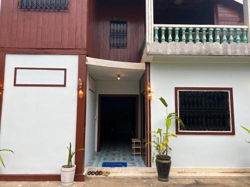 Η πρόσοψη ή η είσοδος του Lotus Blanc Homestay