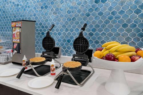 a kitchen counter with a stove and a bowl of fruit at La Quinta Inn by Wyndham Columbus Dublin in Dublin