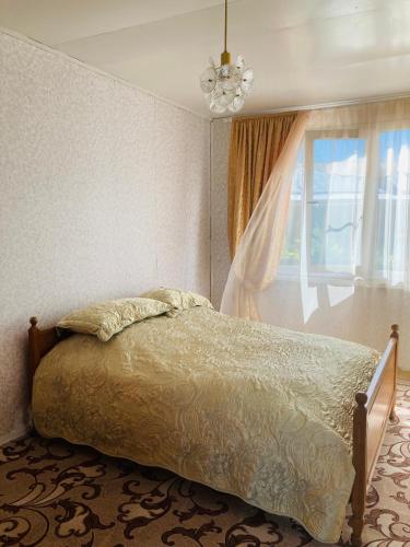Tempat tidur dalam kamar di Гостевой дом с панорамными окнами