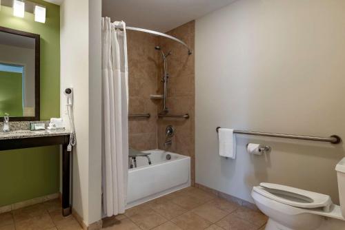 y baño con bañera, aseo y lavamanos. en Sleep Inn & Suites Oakley I-70, en Oakley