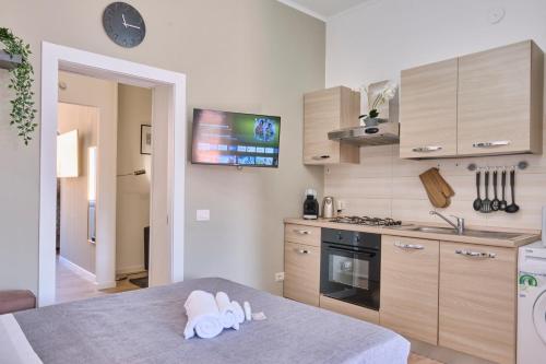 a kitchen with a table with white towels on it at [MONZA-CENTRO] Modern Flat Near Train Station in Monza