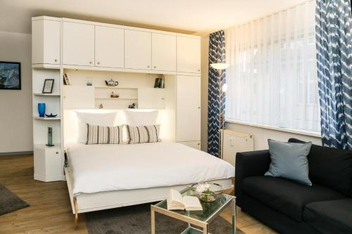 キュールングスボルンにあるHaus-Olymp-Wohnung-8-494のベッドルーム(大型ベッド1台、ソファ付)