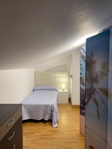 1 dormitorio con 1 cama y vestidor en DUPLEX DE ENSUEÑO Parking gratuito a 5 min centro de SS Ideal familias en Astigarraga