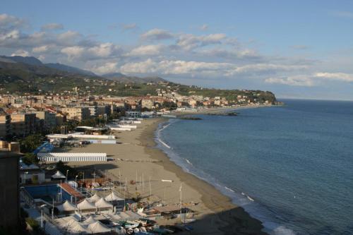 Blick auf einen Strand mit Gebäuden und das Meer in der Unterkunft Mansardato 20 mt dal mare Albissola Marina in Albissola Marina