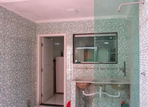 uma casa de banho com um lavatório e um espelho em Apto c piscina e WiFi a 150m da Praia de Mundaí - BA em Porto Seguro