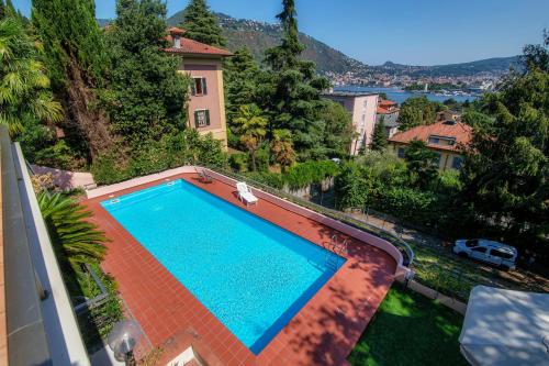 una vista aérea de una piscina en una casa en Villa Sofia, en Como
