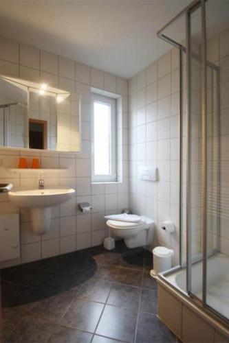 ein Bad mit einem Waschbecken, einem WC und einer Dusche in der Unterkunft Yachthafenresidenz - Wohnung 6205 / 832 in Kühlungsborn