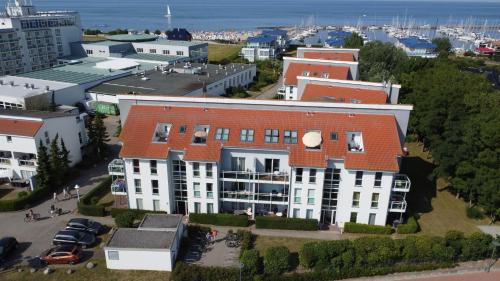 eine Luftansicht eines Gebäudes in einer Stadt in der Unterkunft Yachthafenresidenz - Wohnung 6205 / 832 in Kühlungsborn